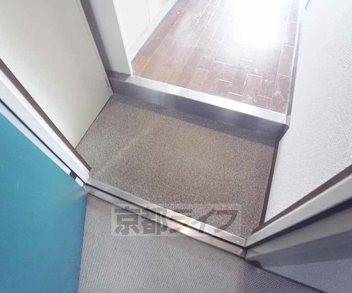 京都府京都市右京区西京極西池田町の賃貸マンションの玄関