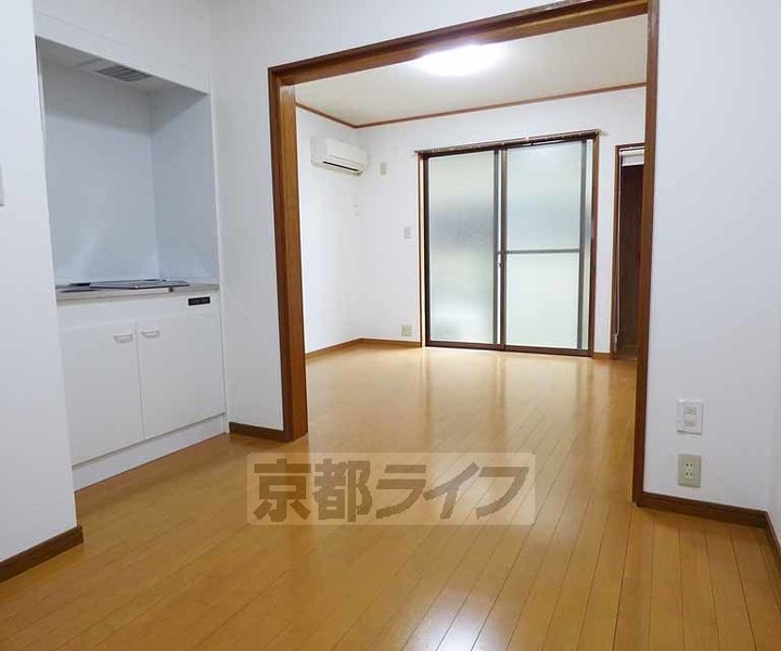 京都府京都市右京区嵯峨天龍寺油掛町の賃貸マンションの居間