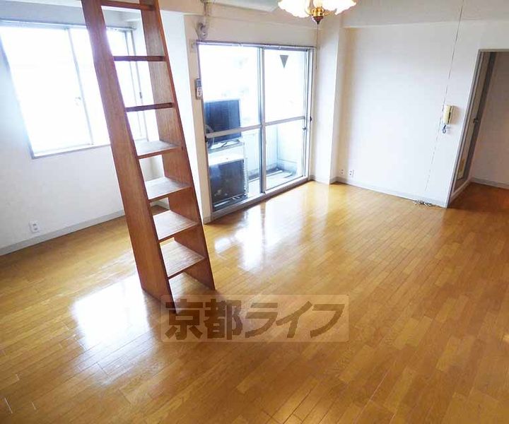京都府京都市右京区西院乾町の賃貸マンションの居間
