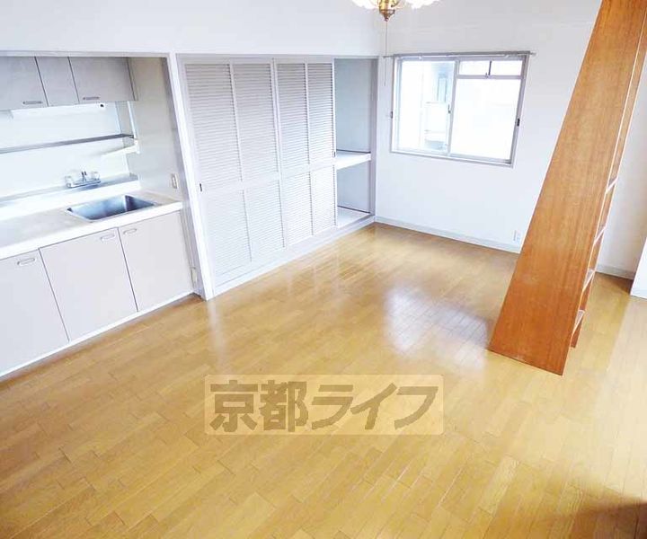 京都府京都市右京区西院乾町の賃貸マンションの居間