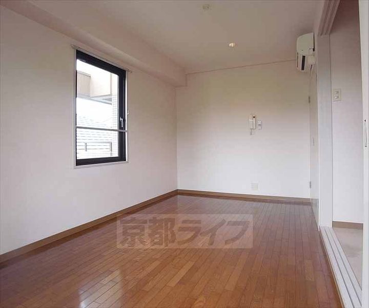 ドゥエル嵯峨の荘104の居間