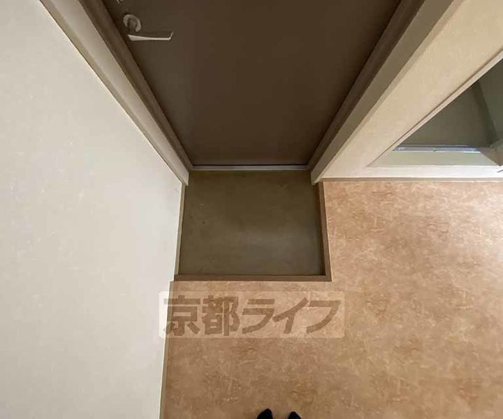 京都府京都市右京区嵯峨天龍寺瀬戸川町の賃貸マンションの玄関