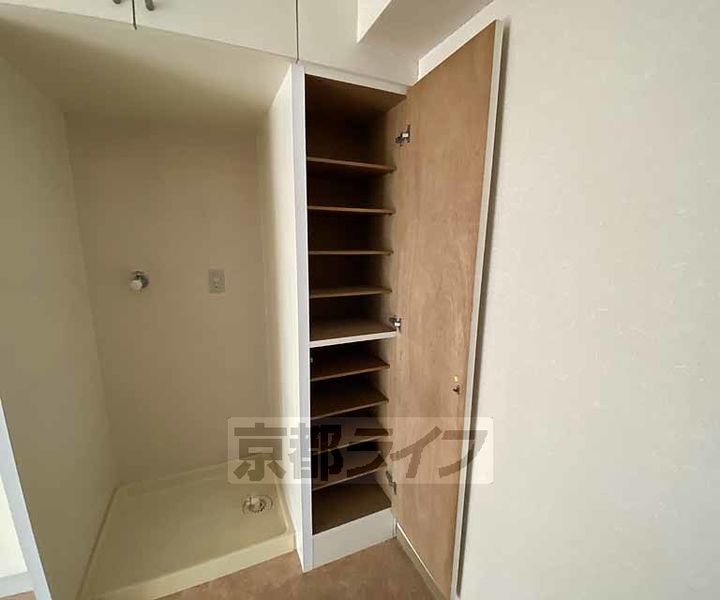 京都府京都市右京区嵯峨天龍寺瀬戸川町の賃貸マンションの玄関