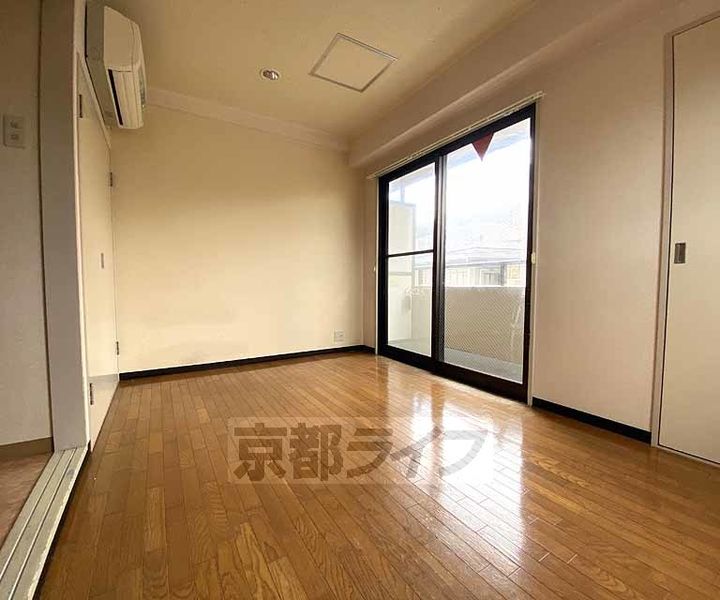 京都府京都市右京区嵯峨天龍寺瀬戸川町の賃貸マンションの居間