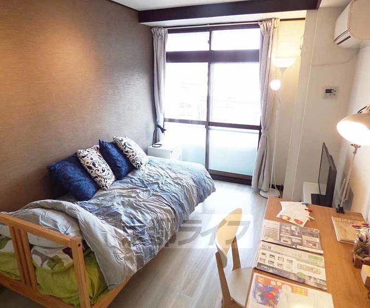 京都府京都市右京区嵯峨朝日町の賃貸マンションの居間