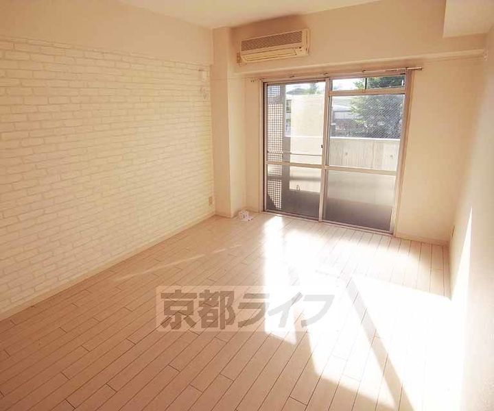 京都府京都市右京区西院月双町の賃貸マンションの居間