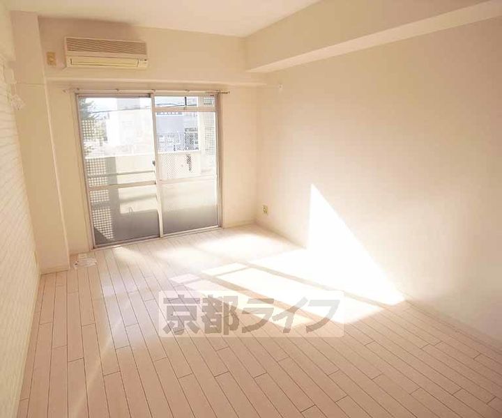京都府京都市右京区西院月双町の賃貸マンションの居間