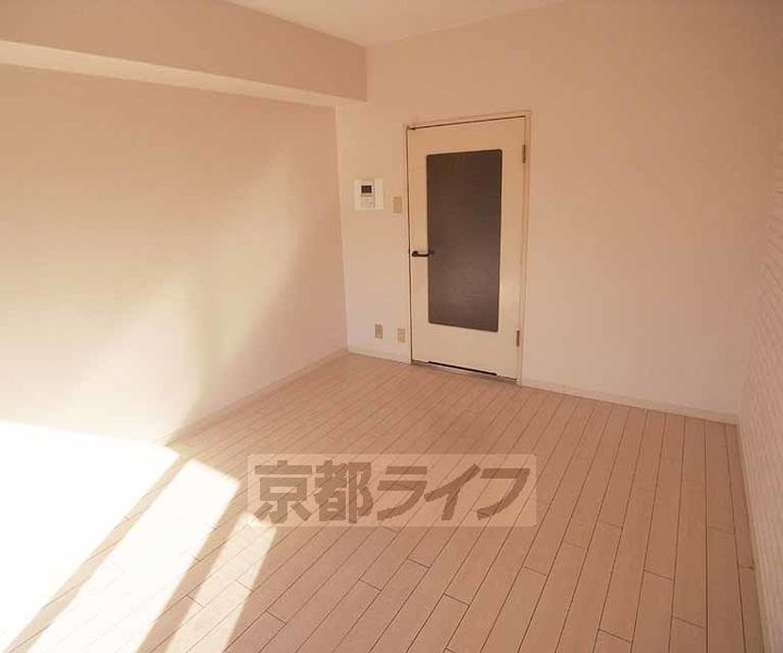 京都府京都市右京区西院月双町の賃貸マンションの居間