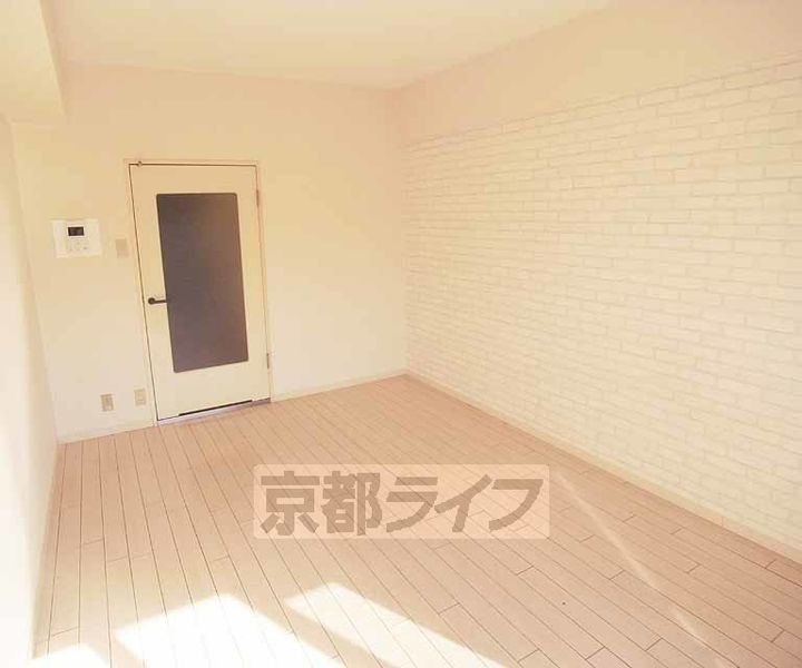 京都府京都市右京区西院月双町の賃貸マンションの居間
