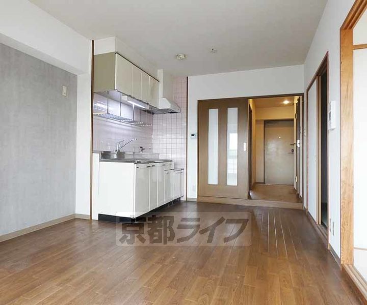 京都府京都市南区吉祥院東前田町の賃貸マンションの居間