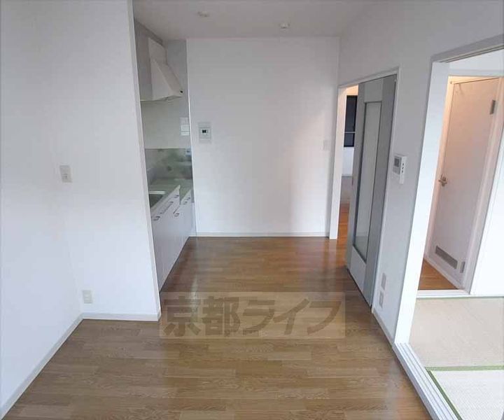 京都府京都市右京区西京極東衣手町の賃貸アパートの居間
