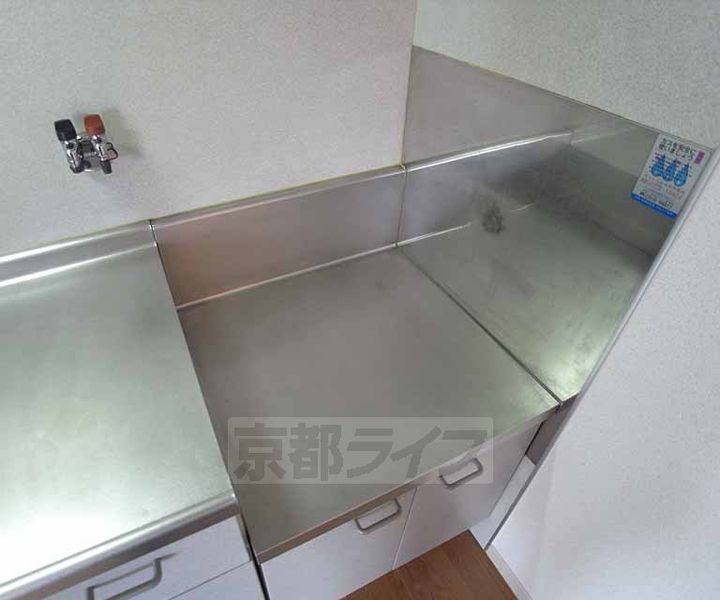 京都府京都市右京区西京極東衣手町の賃貸アパートのキッチン