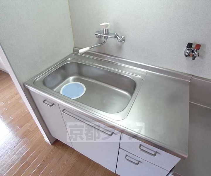 京都府京都市右京区西京極東衣手町の賃貸アパートのキッチン