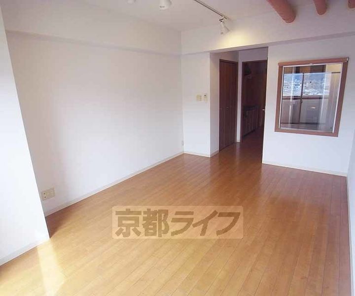 京都府京都市右京区梅津中村町の賃貸マンションの居間