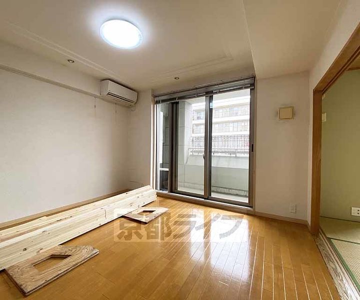 京都府京都市右京区西院四条畑町の賃貸マンションの居間