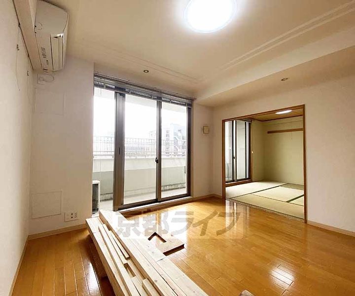京都府京都市右京区西院四条畑町の賃貸マンションの居間