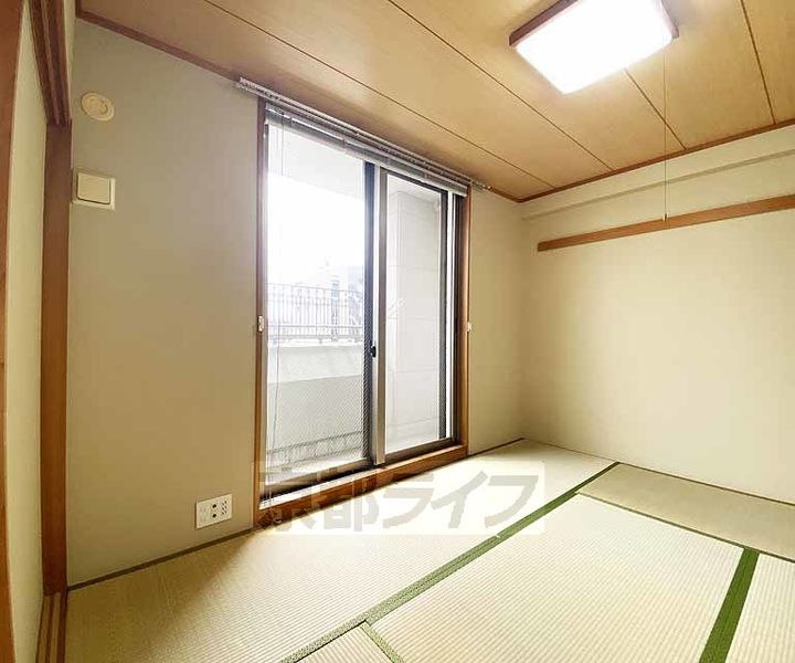 京都府京都市右京区西院四条畑町の賃貸マンションの寝室