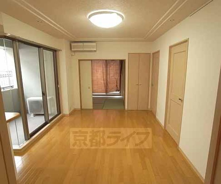京都府京都市右京区西院四条畑町の賃貸マンションの居間