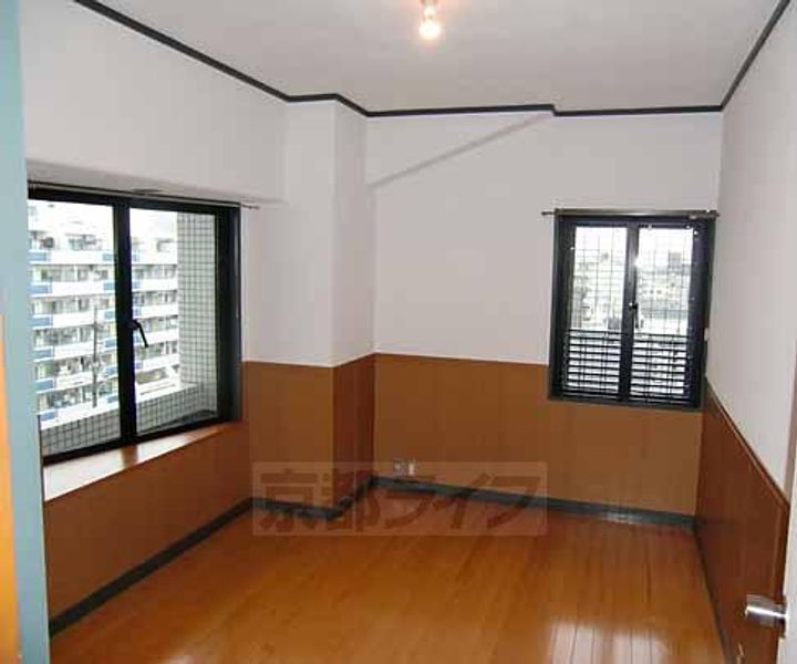 京都府京都市右京区嵯峨新宮町の賃貸マンションの居間