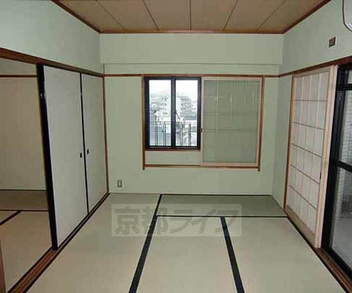 京都府京都市右京区嵯峨新宮町の賃貸マンションの居間