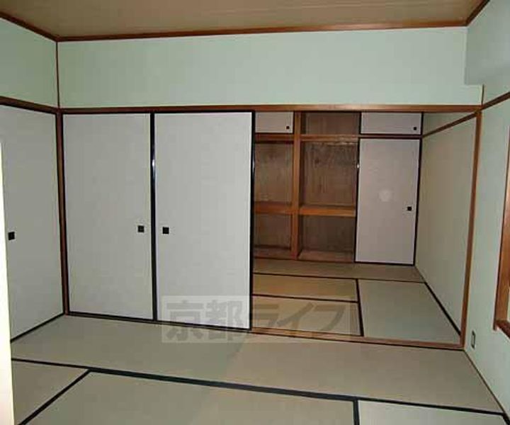 京都府京都市右京区嵯峨新宮町の賃貸マンションの居間