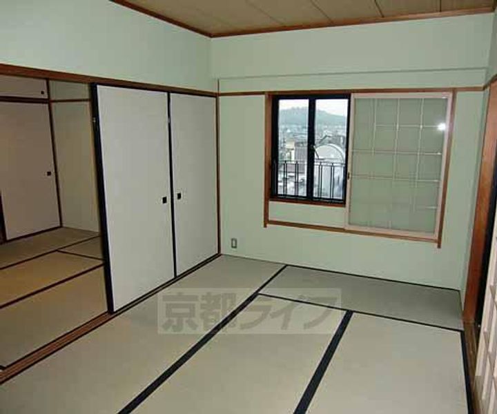 京都府京都市右京区嵯峨新宮町の賃貸マンションの居間