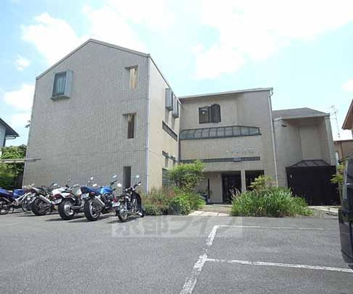 京都府京都市右京区嵯峨大覚寺門前堂ノ前町の賃貸マンションの外観