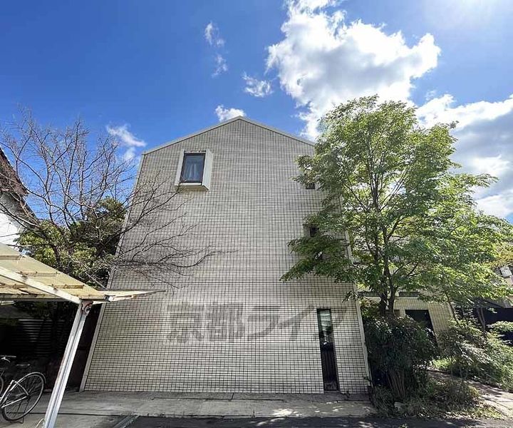 京都府京都市右京区嵯峨大覚寺門前堂ノ前町の賃貸マンションの外観