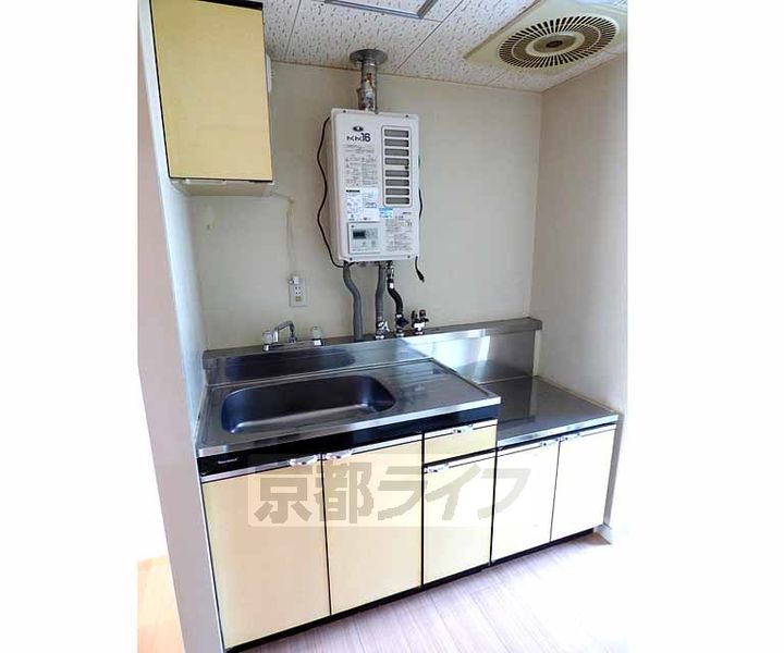 京都府京都市右京区嵯峨大覚寺門前堂ノ前町の賃貸マンションのキッチン