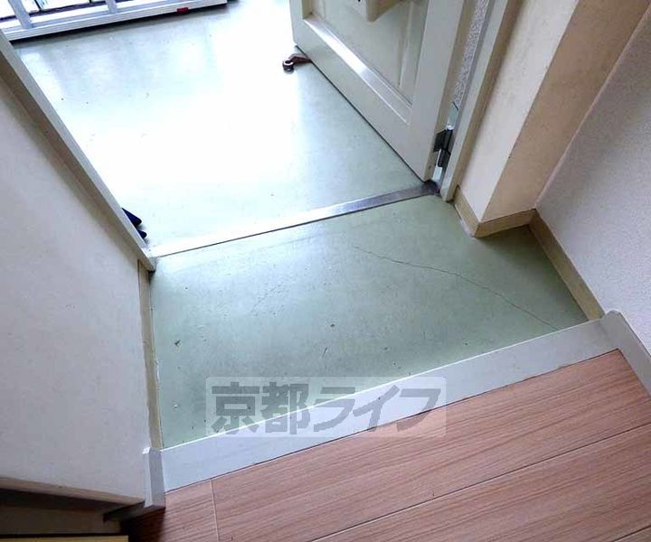 京都府京都市右京区嵯峨大覚寺門前堂ノ前町の賃貸マンションの玄関