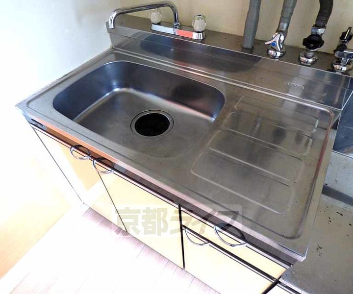 京都府京都市右京区嵯峨大覚寺門前堂ノ前町の賃貸マンションのキッチン