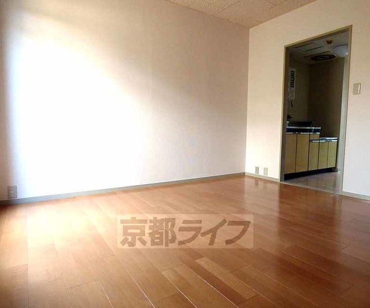 京都府京都市右京区嵯峨大覚寺門前堂ノ前町の賃貸マンションの居間