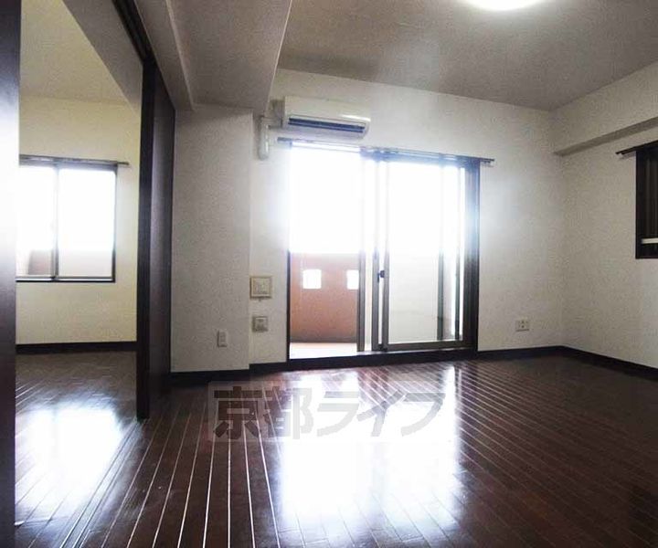 ライジングコート京都西院フロンティア1103の居間