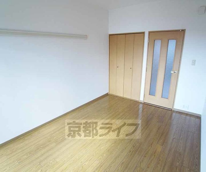 京都府京都市右京区太秦朱雀町の賃貸マンションの居間