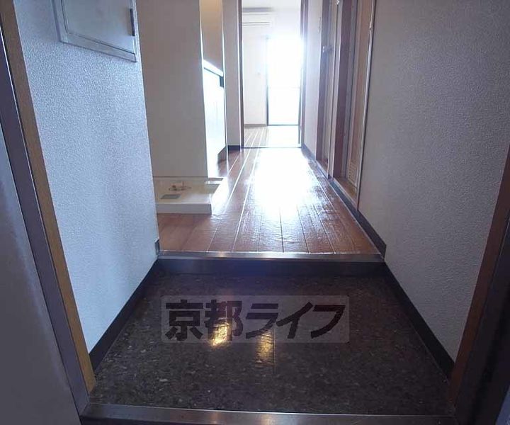 京都府京都市右京区太秦朱雀町の賃貸マンションの玄関