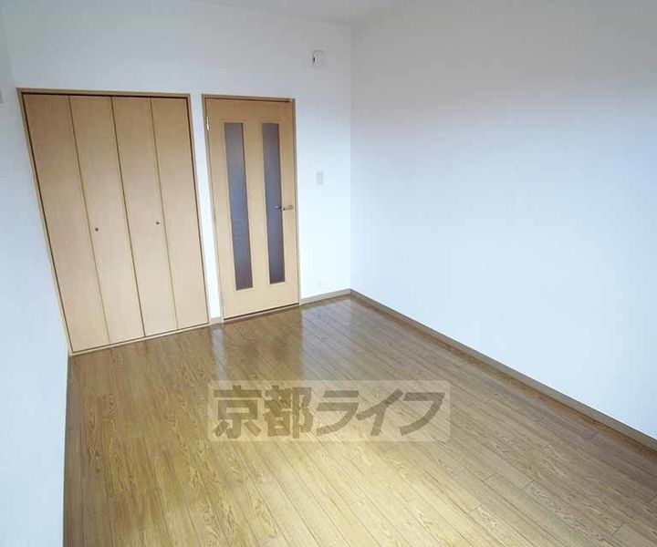 京都府京都市右京区太秦朱雀町の賃貸マンションの居間