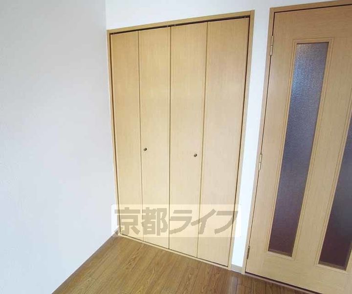 京都府京都市右京区太秦朱雀町の賃貸マンションの居間