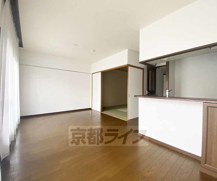 京都府京都市右京区西院寿町の賃貸マンションの居間