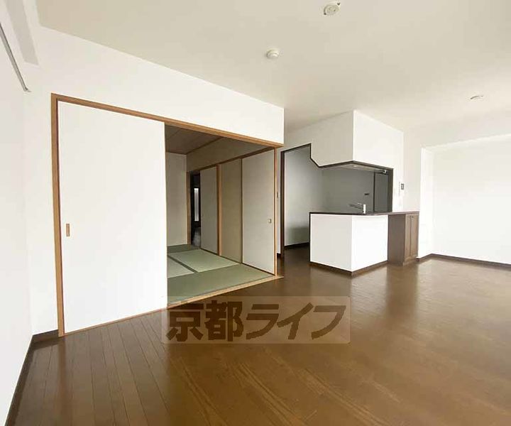 京都府京都市右京区西院寿町の賃貸マンションの居間