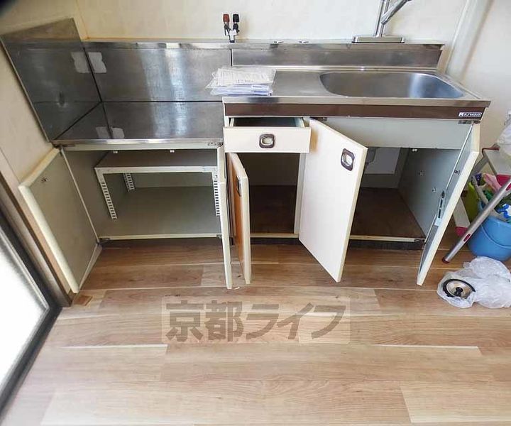 京都府京都市右京区嵯峨大覚寺門前六道町の賃貸アパートのキッチン