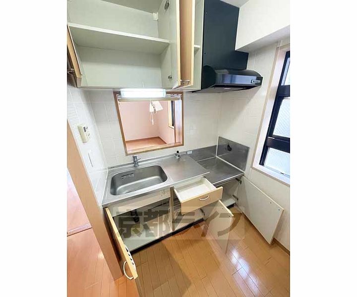 京都府京都市下京区西七条南衣田町の賃貸マンションのキッチン