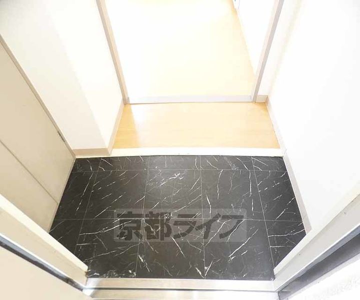 朝日プラザ三条口の玄関