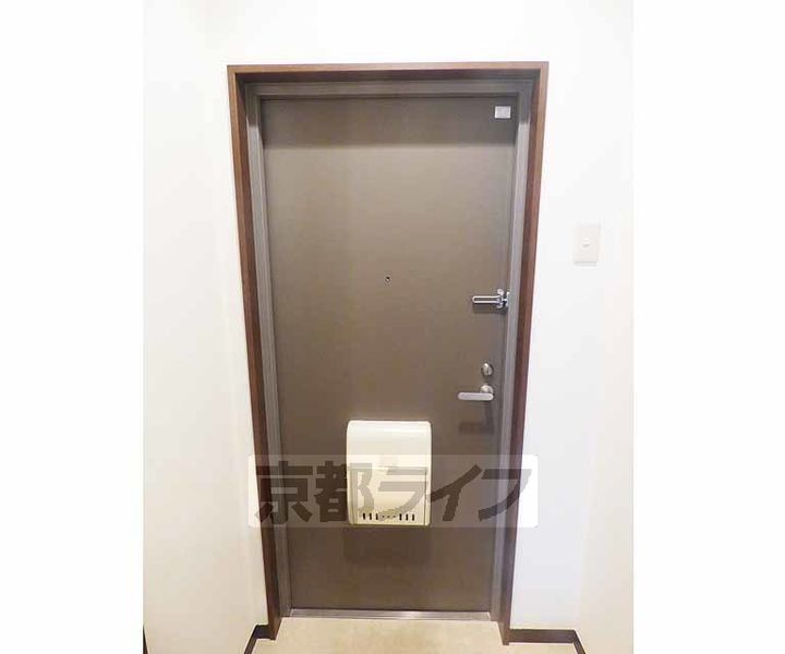 京都府京都市右京区鳴滝音戸山町の賃貸マンションの玄関