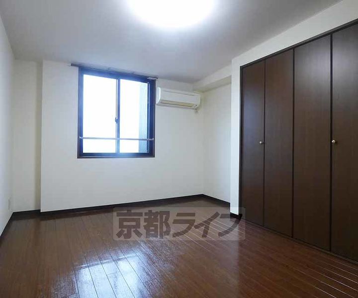 京都府京都市右京区鳴滝音戸山町の賃貸マンションの居間
