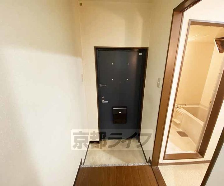 京都府京都市右京区鳴滝音戸山町の賃貸マンションの玄関