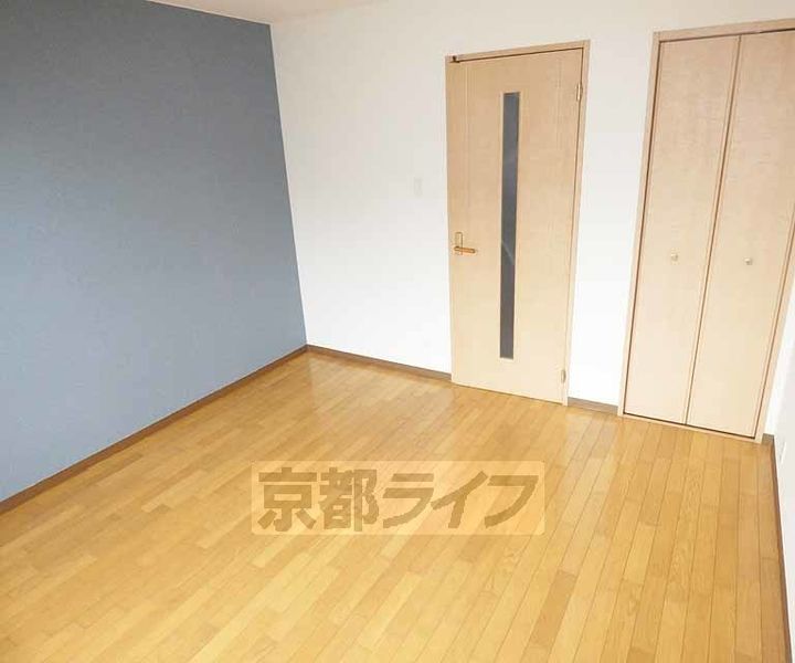 京都府京都市右京区嵯峨罧原町の賃貸マンションの寝室