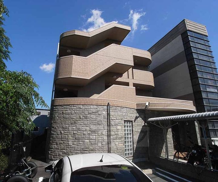 京都府京都市南区上鳥羽馬廻町の賃貸マンションの外観