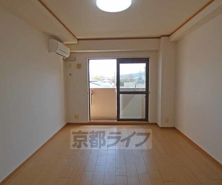 京都府京都市南区上鳥羽馬廻町の賃貸マンションの居間