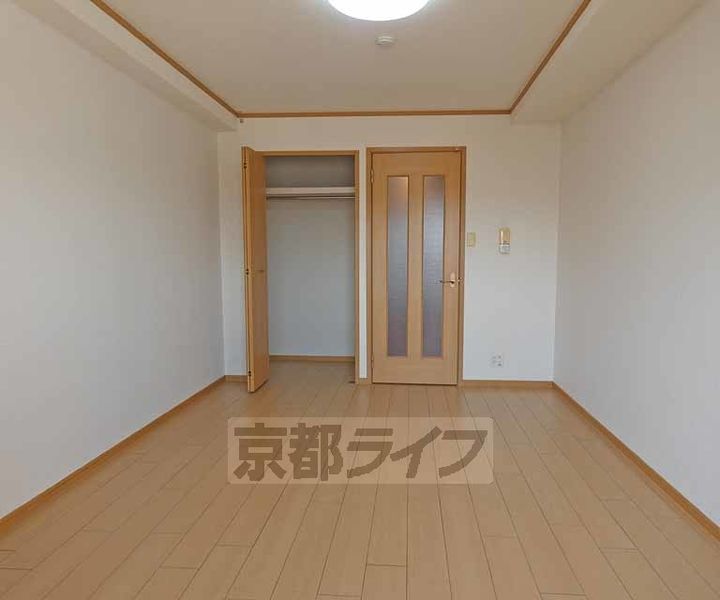 京都府京都市南区上鳥羽馬廻町の賃貸マンションの居間