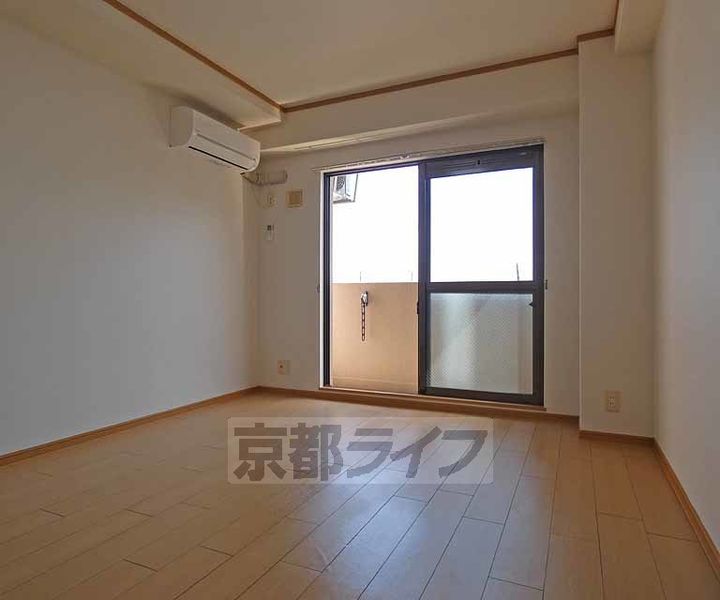 京都府京都市南区上鳥羽馬廻町の賃貸マンションの居間